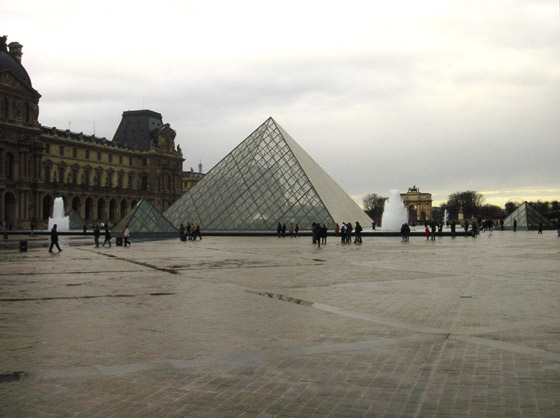 louvre museum paris pyramid