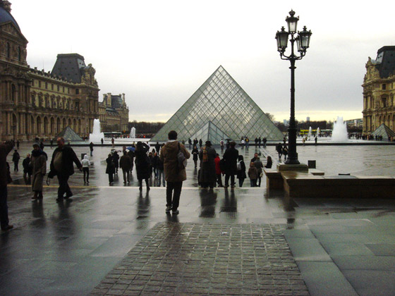 louvre pyramid paris