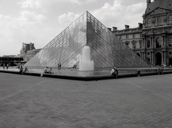 musée du louvre pyramid